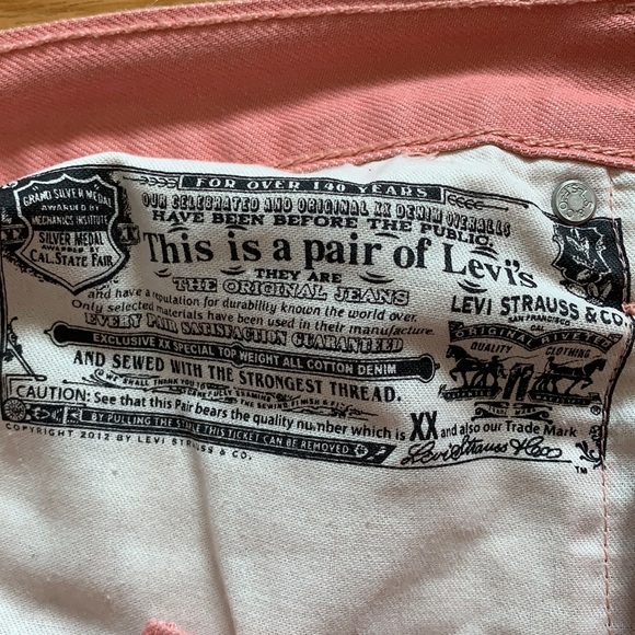 Pink denim Levi’s shorts - Picture 2 of 3
